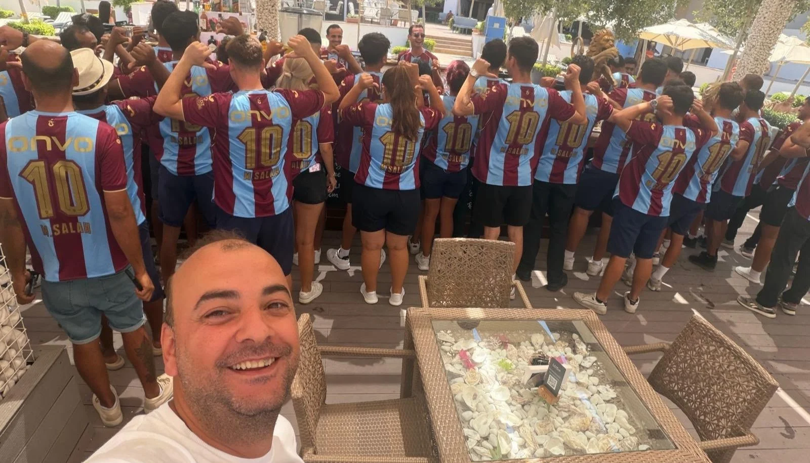 Otel sahibinin Trabzonspor sevdası: Oteldeki 250 personele Salah forması giydirdi