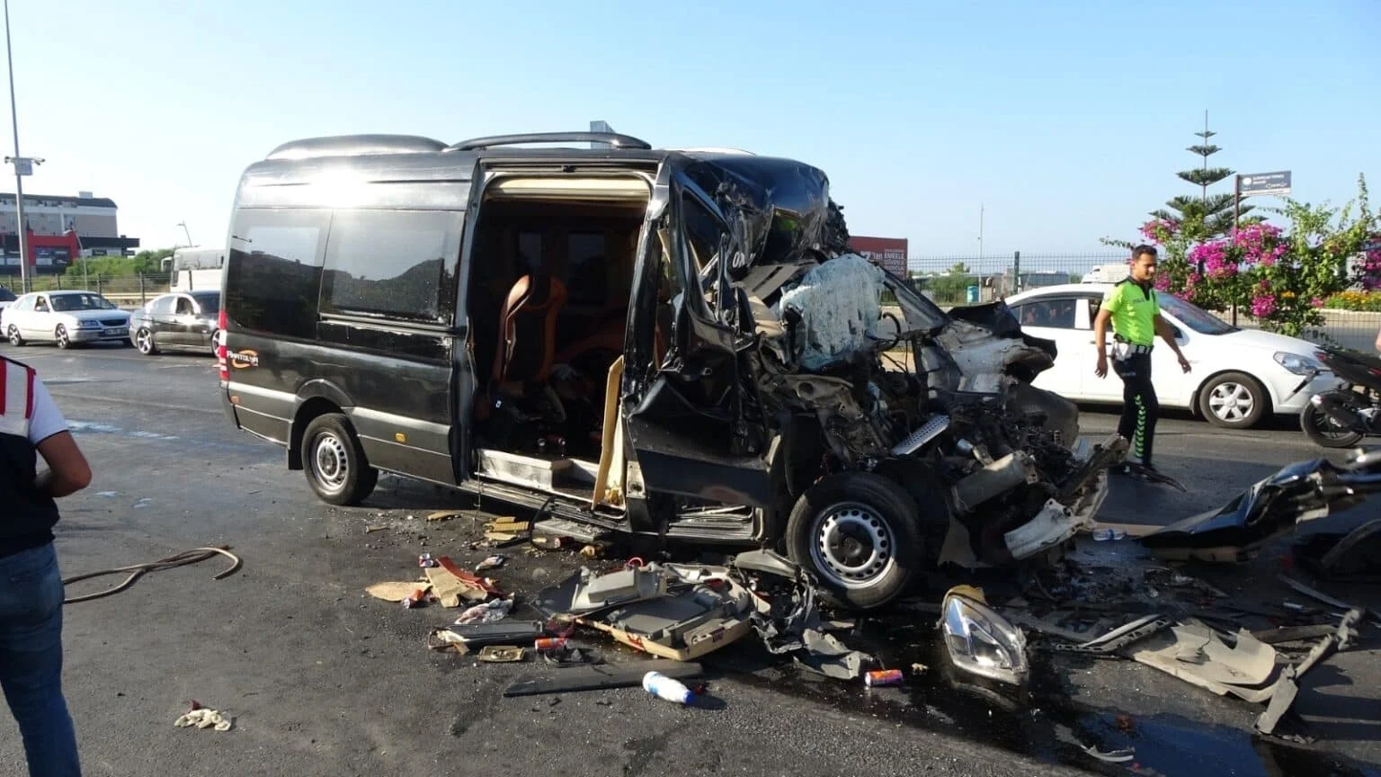 Antalya’da feci kaza: 12 turistten 2’si öldü, 10’u yaralı