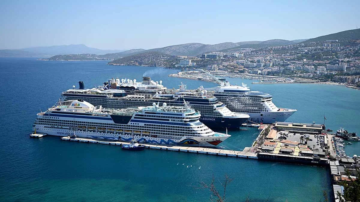 Kuşadası'na 3 kruvaziyerle 10 bin 649 turist geldi