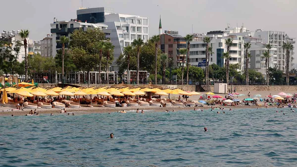 Antalya sahillerinde “ücretli plaj”lar tepki çekiyor