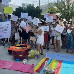 Datça’da parasız denize girebilecek yer kalmayınca halk isyan etti