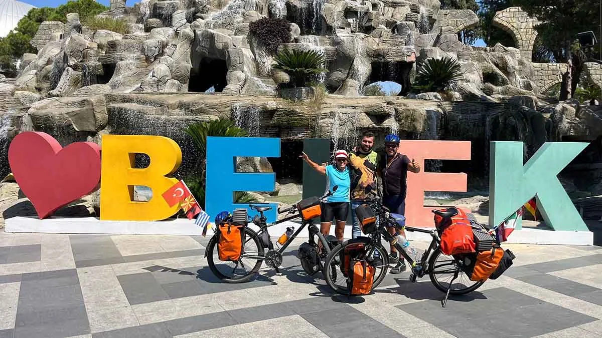 Alman turistler yapamazsın diyen arkadaşlarına inat Antalya’ya 6 bin km pedal çevirdi