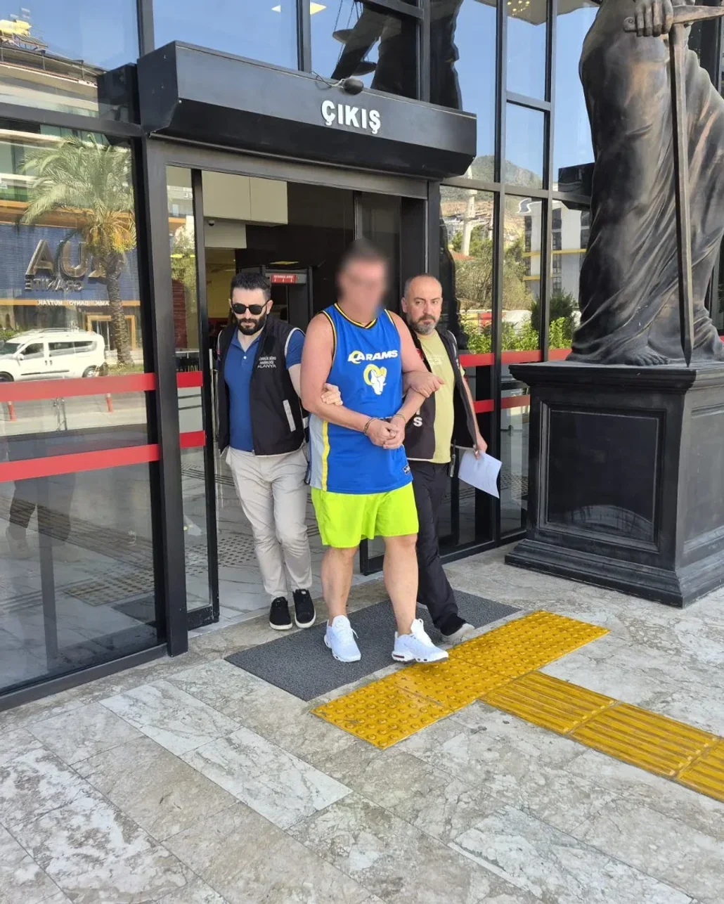 Antalya’da otel personeliyle tartışıp Türk bayrağına tüküren İngiliz turist tutuklandı