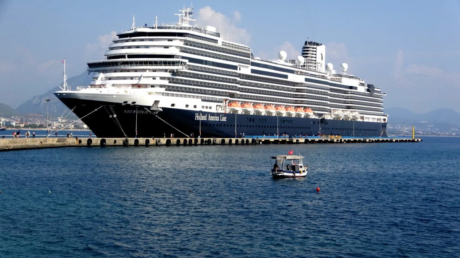 2 bin turisti taşıyan kruvaziyer, İsrail rotasını iptal edip Alanya'ya geldi