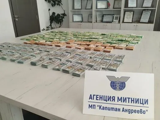 900 bin euro ve 500 bin doları Bulgar gümrüğüne yakalattı 