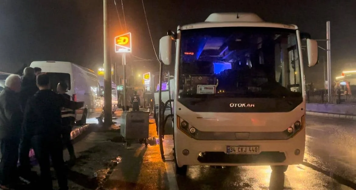 Tur otobüsü aydınlatma direğine çarptı: 10 yaralı