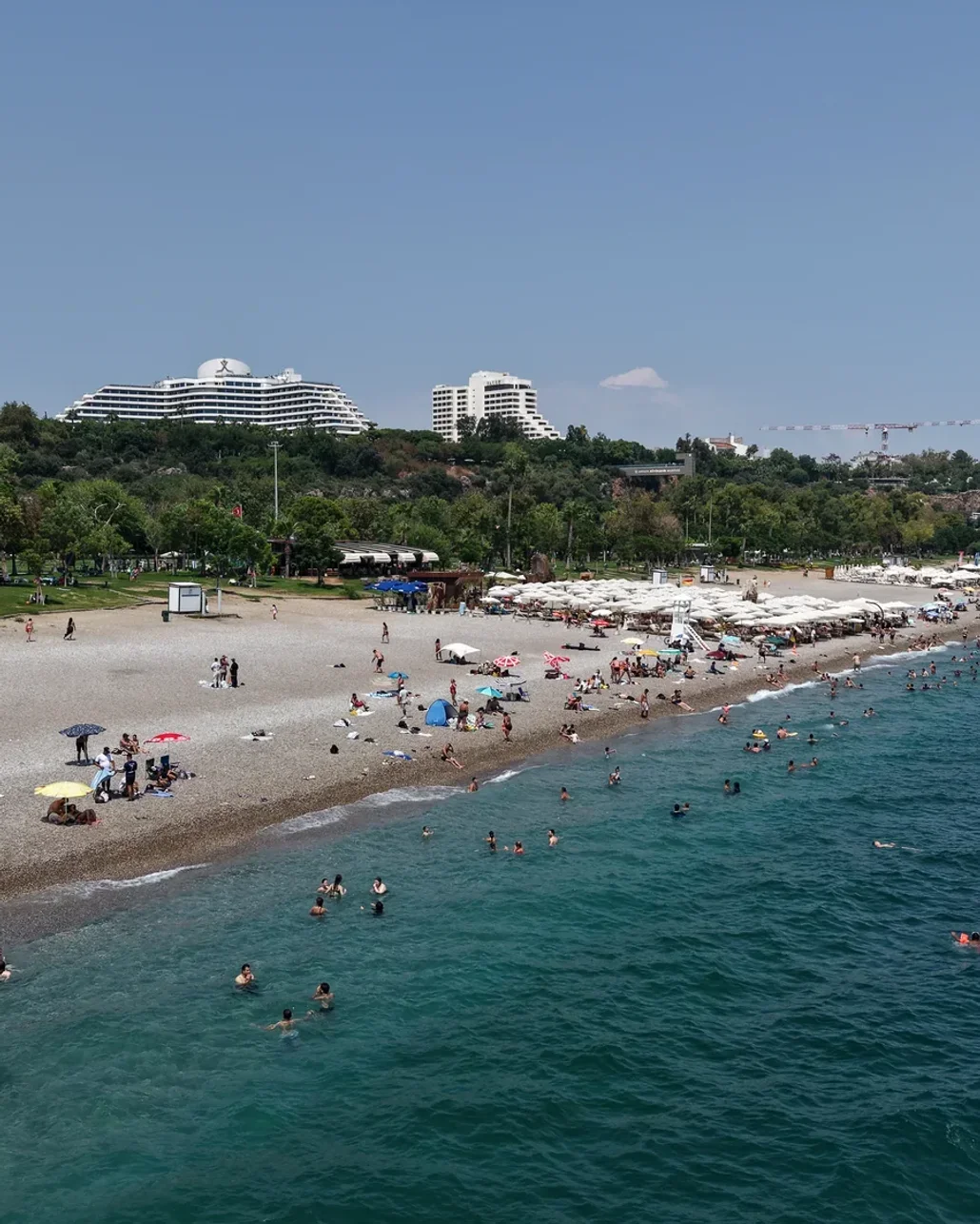 Antalya'da hissedilen sıcaklık 39 dereceye ulaştı halk kendini denize attı