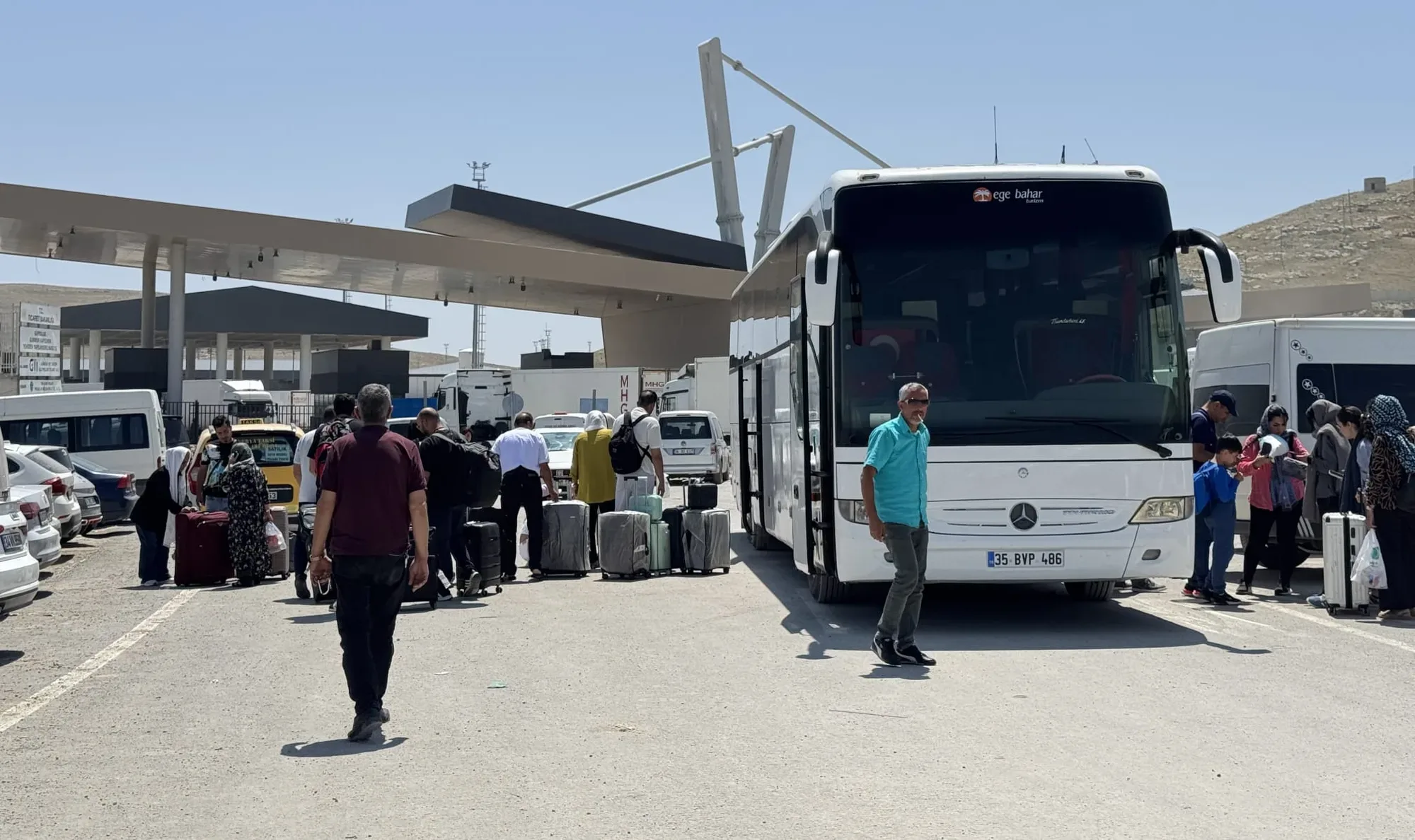 İran'da bulunan çok sayıda yabancı turist, Türkiye'ye geçiş yapıyor