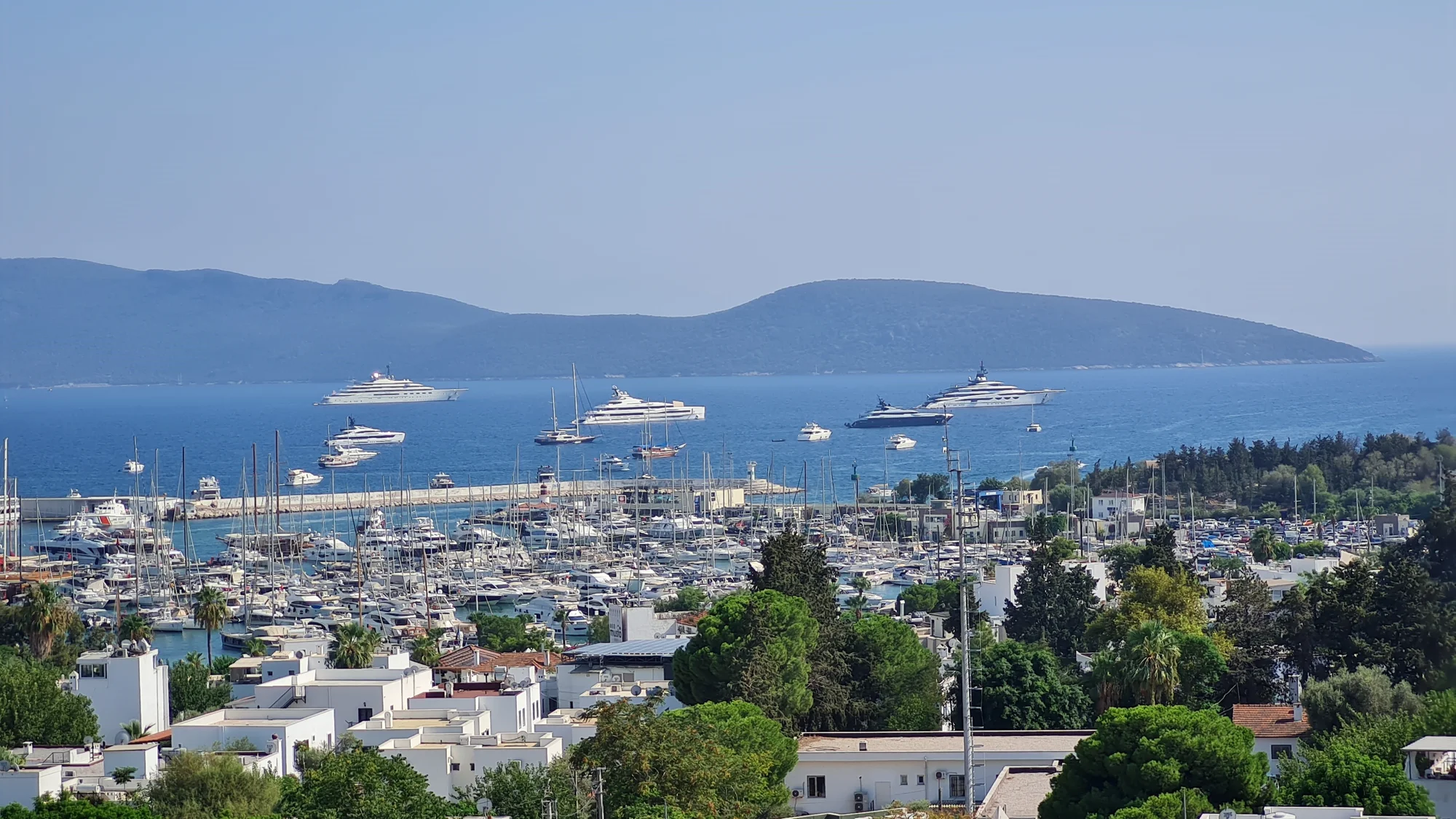 Dünya zenginlerinin yatları Bodrum’a demirledi