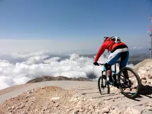 2365 metre zirveden bisikletleriyle inecekler