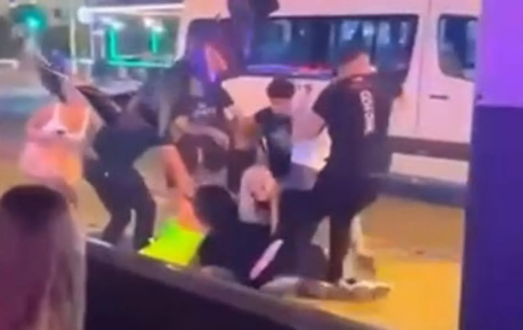 Marmaris'te kadın turistleri, hesap yüzünden sokak ortasında tekme tokat dövdüler