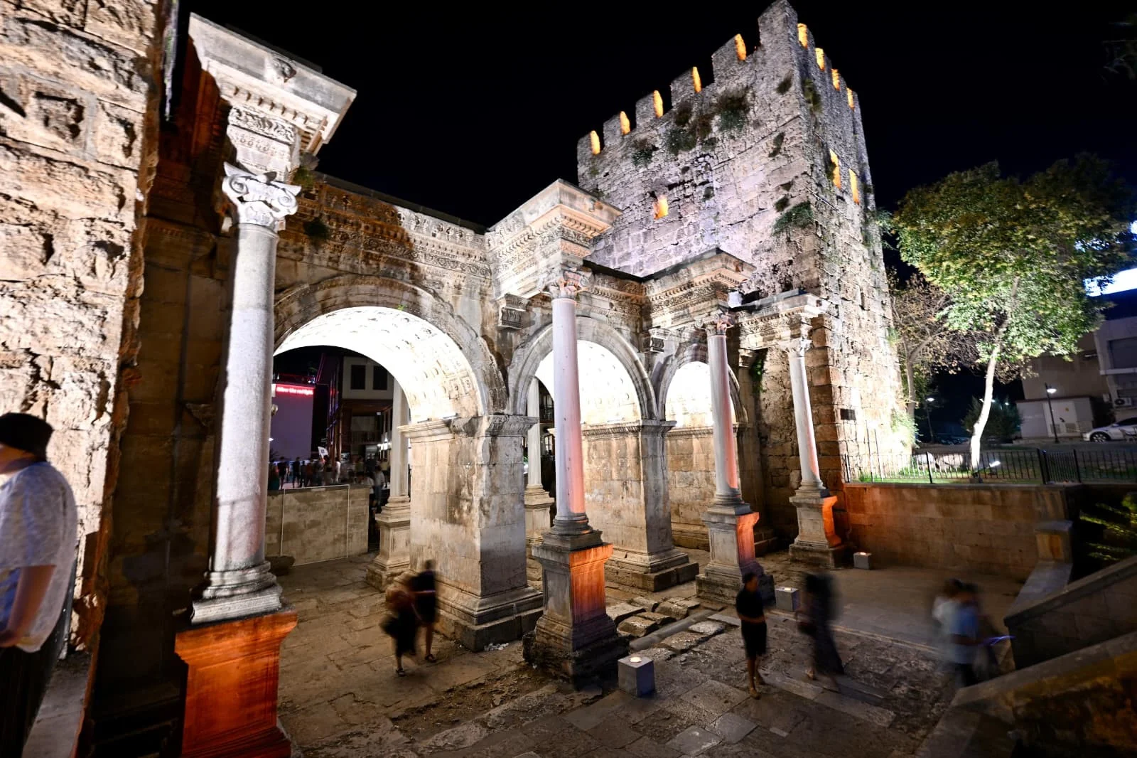 Antalya'nın tarihi kapısı artık gece de ışıldayacak