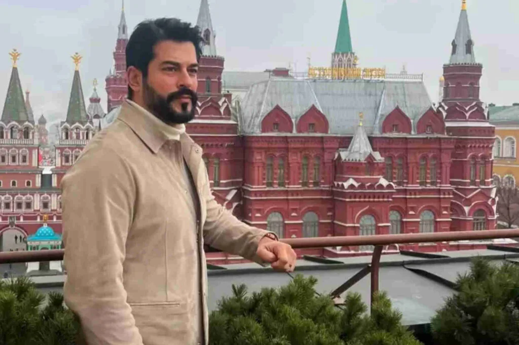 Burak Özçivit’in Moskova tatili büyük beğeni topladı