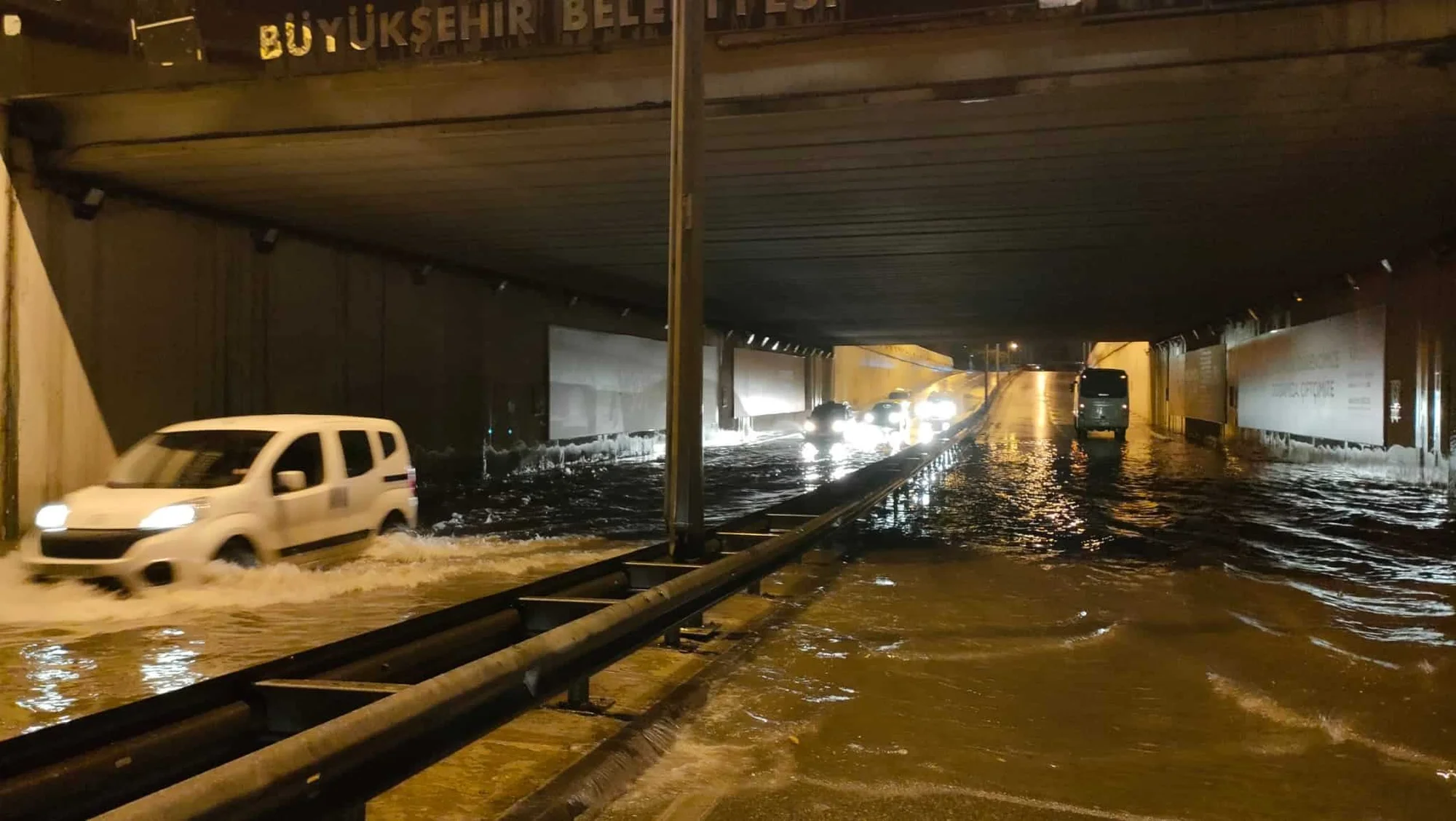 Yoğun yağış ve sel Antalya'da hayatı durdurdu