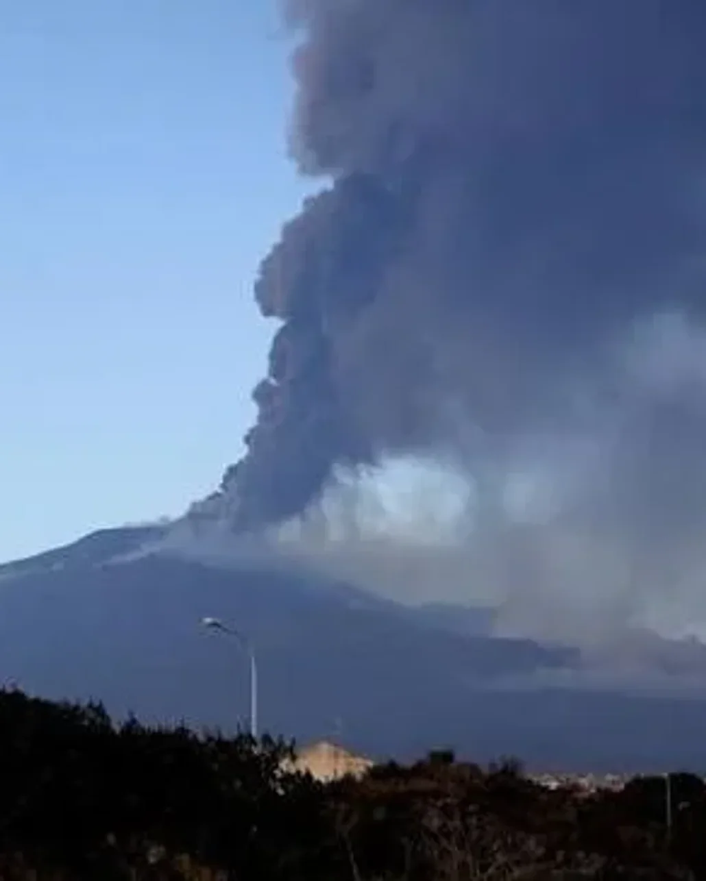 Etna Yanardağı'nın kül püskürtmesi nedeniyle Katanya Havalimanı uçuşlara kapatıldı