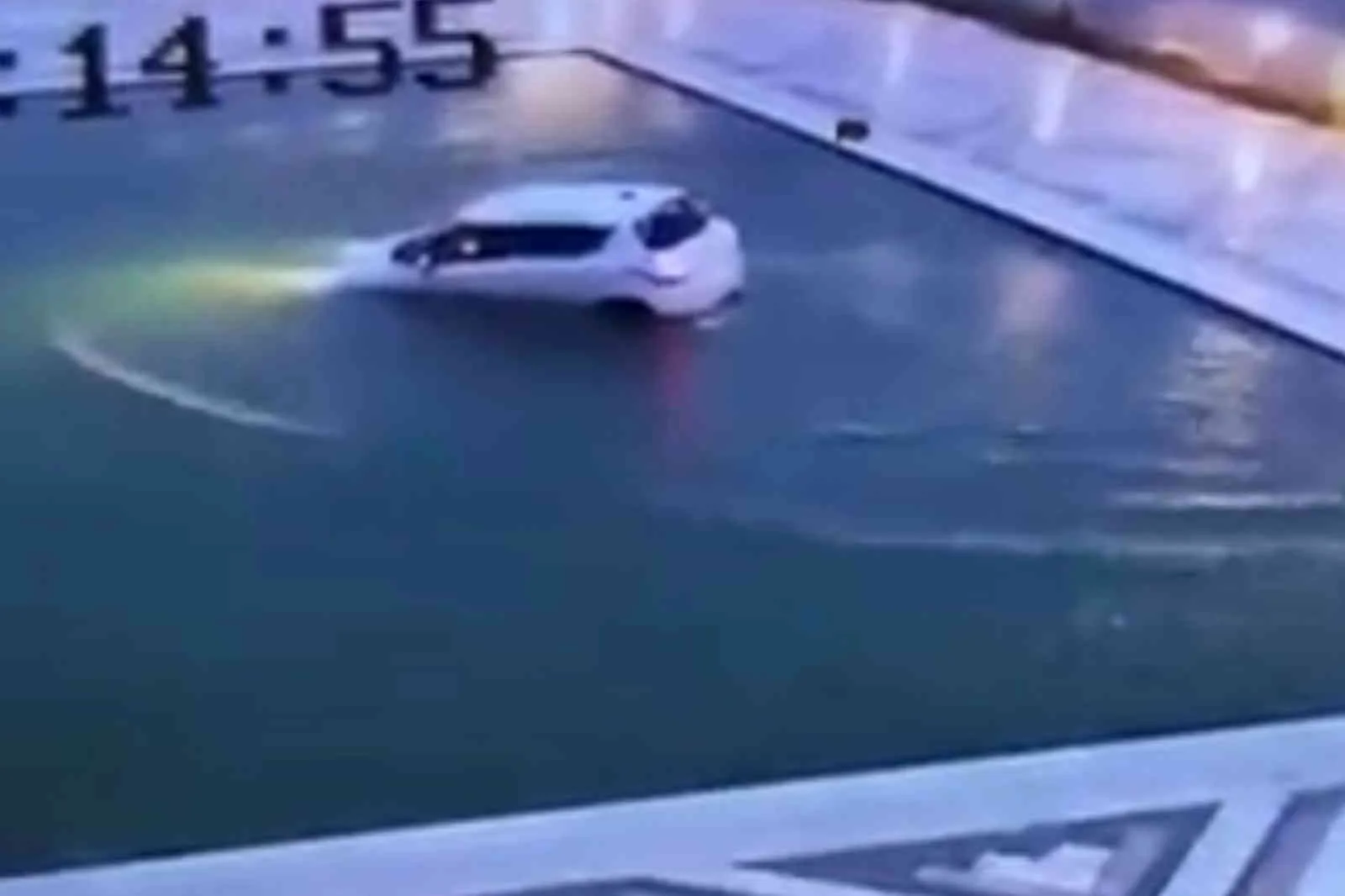 Arabasıyla otel havuzuna düştü