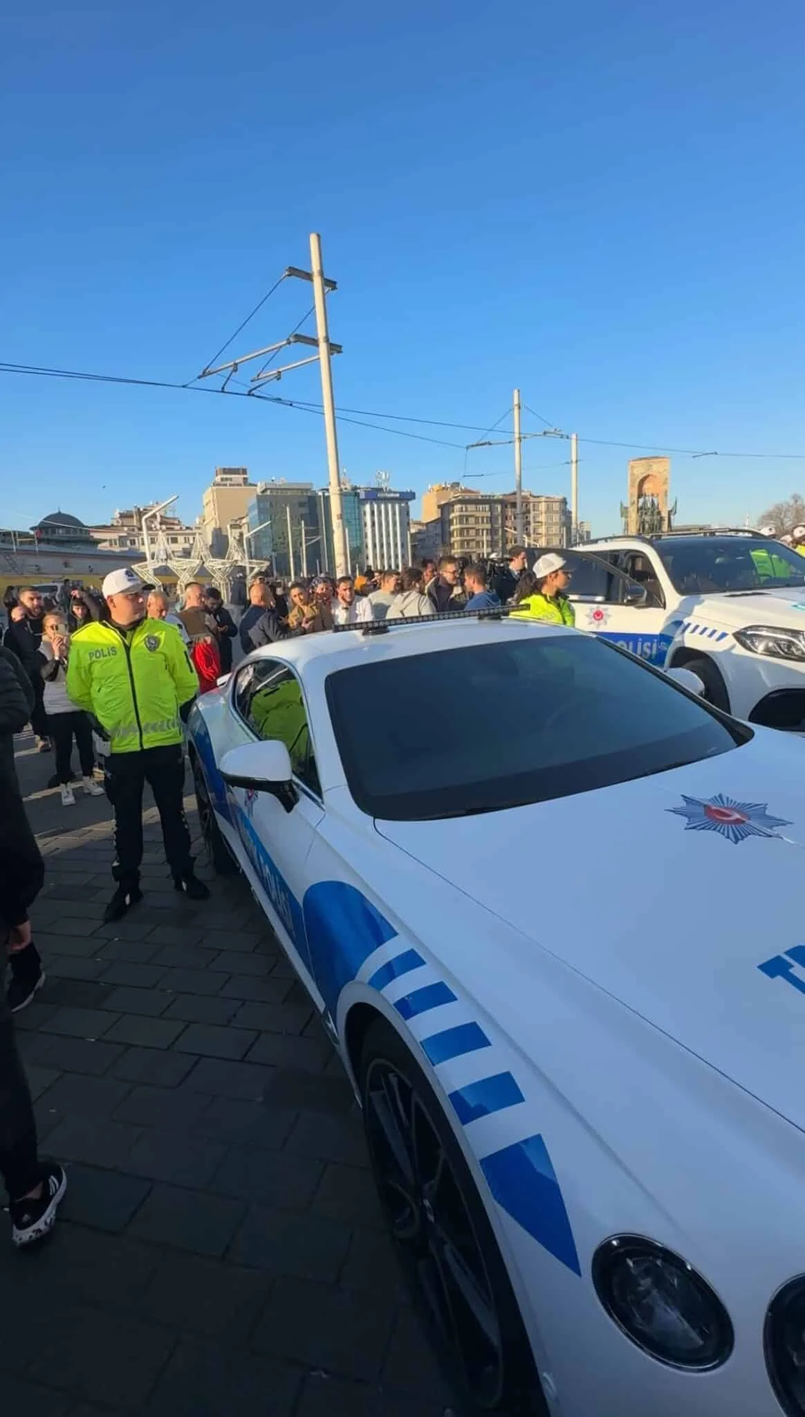 Suç örgütlerinin lüks araçları polis otosu oldu: Turistler büyük ilgi gösterdi