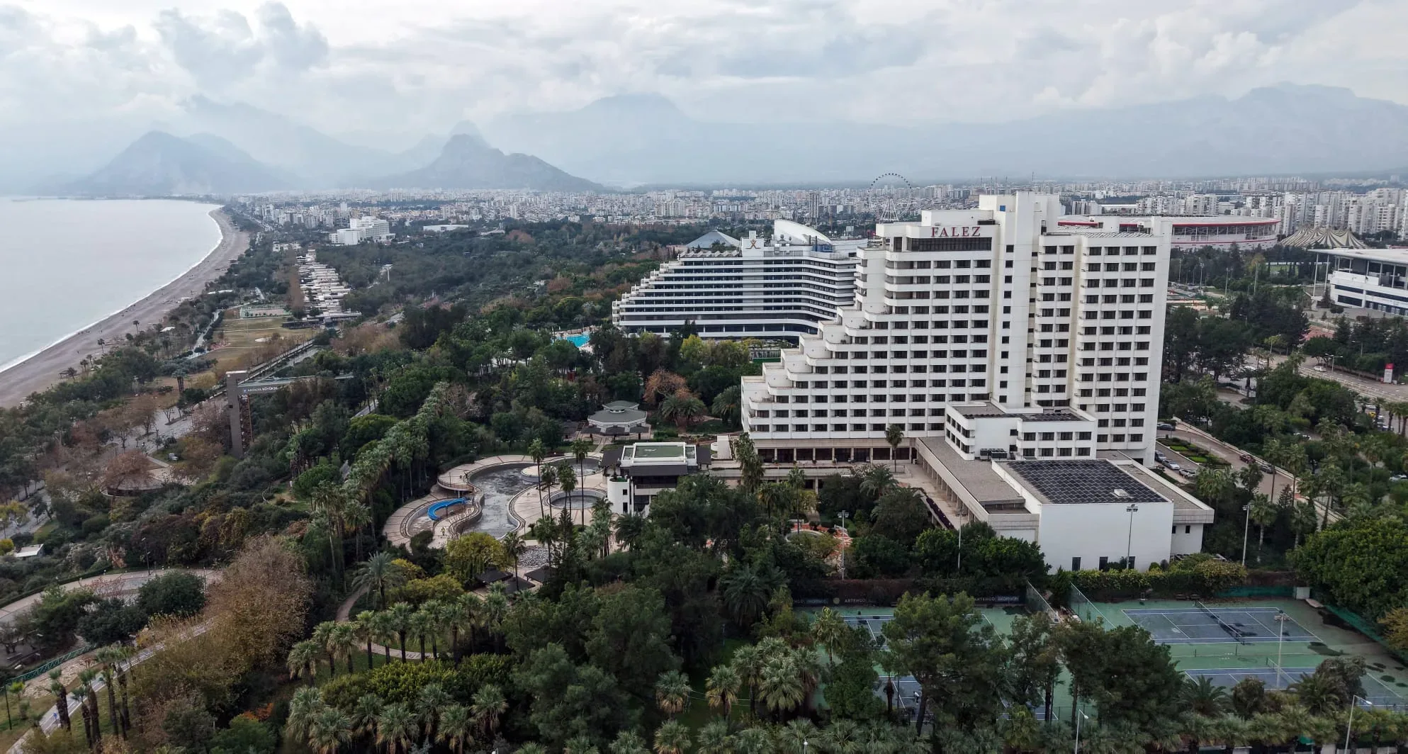 Antalya'daki milyar dolarlık davaya konu olan arazideki 5 yıldızlı 3 otelin tapularının iptali için dava açıldı