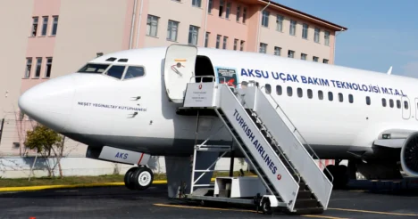 Antalya’da okul bahçesine yerleştirilen Sky Airlines’ın uçağı, turizme de hizmet veriyor