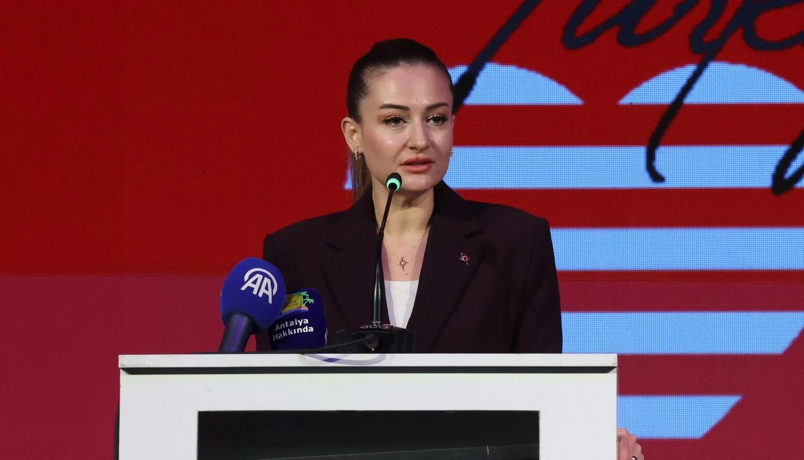 Büşra Özdemir: "Antalya turizmi büyürken Antalya halkının refahı da yükselmeli”