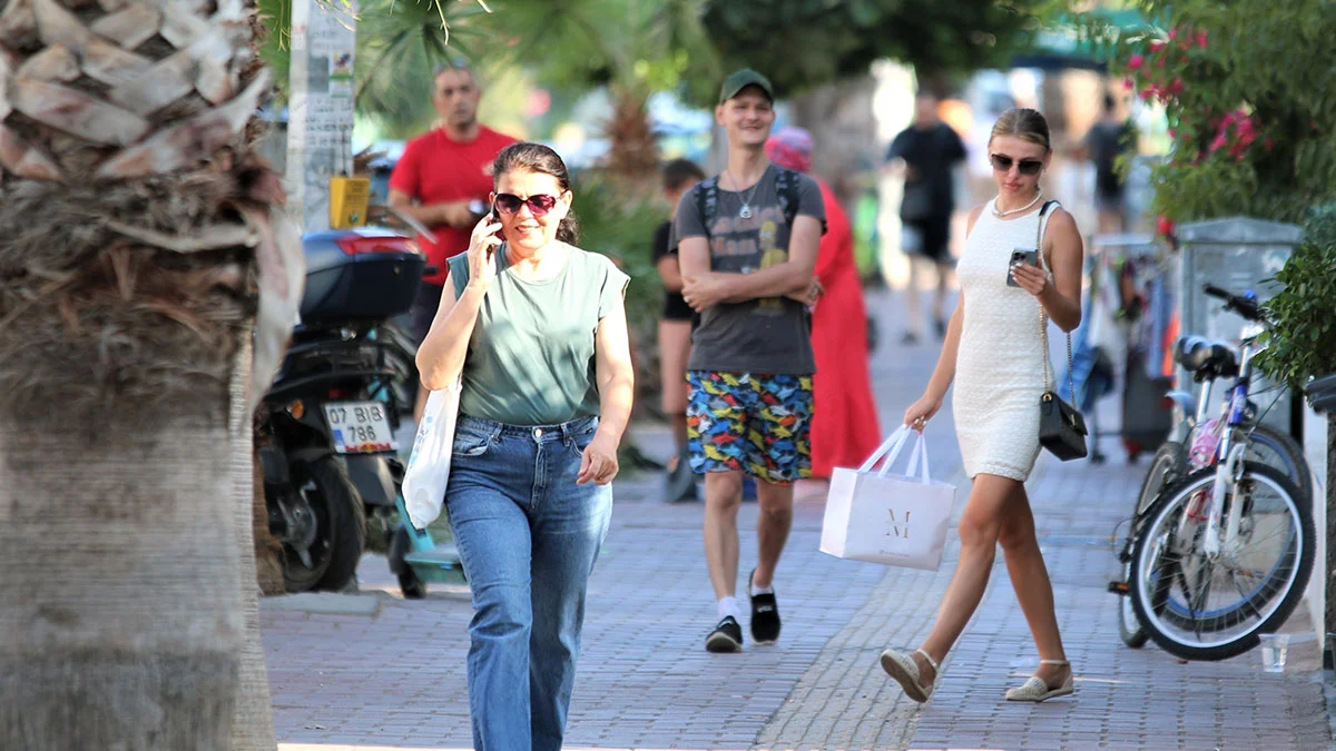 Antalya'ya yerleşen Rus ve Ukraynalılar memleketlerine dönüyor