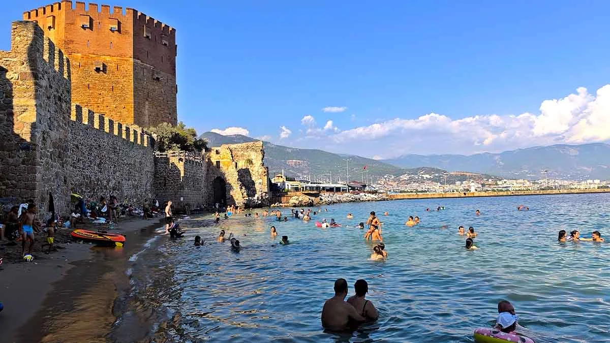 Antalya’da turistler tarihin gölgesinde deniz keyfi yaptı