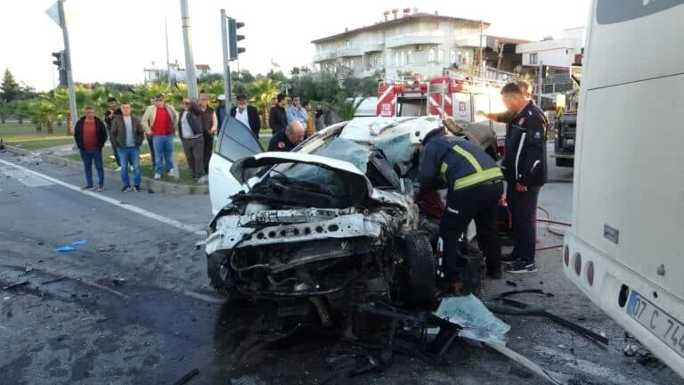 Antalya’da otel servisi ile otomobil çarpıştı: 2 ölü, 14 yaralı