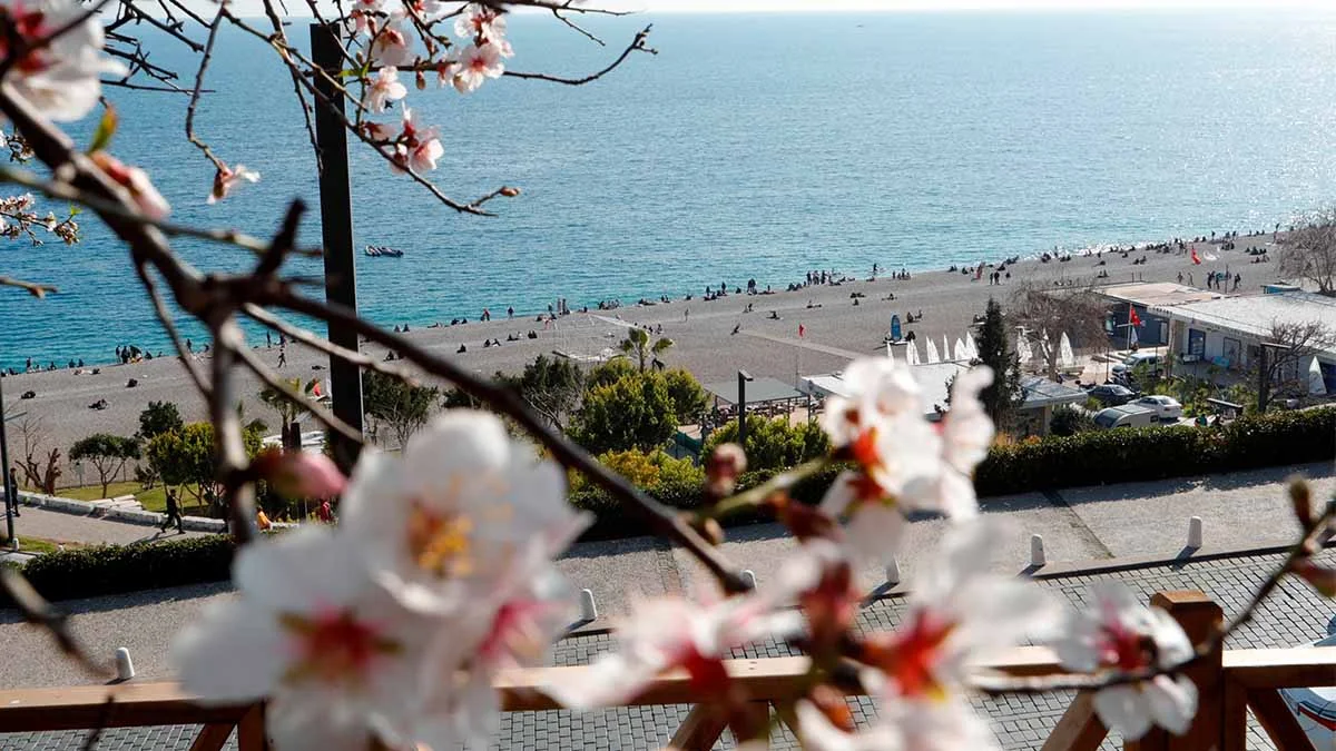 Turizmin başkenti Antalya Şubat ayında baharı yaşadı