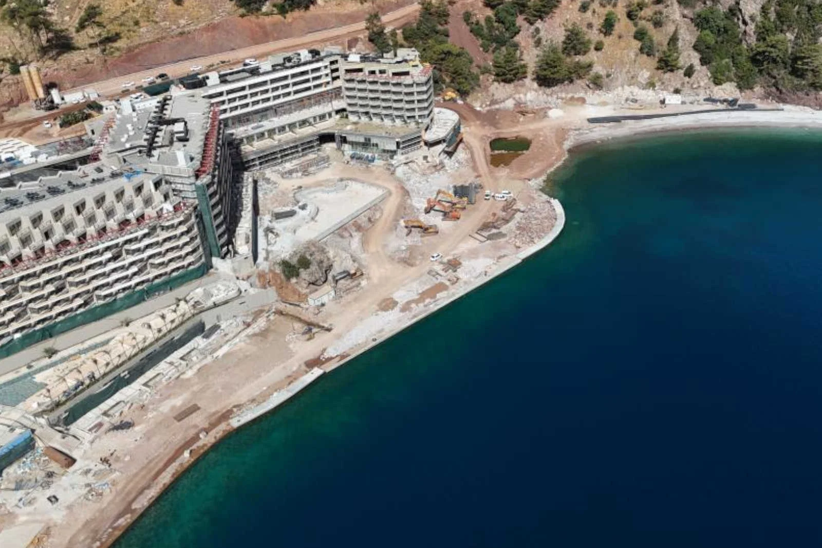 Denize kaçak beton dolgu yapan otele 60 milyon TL ceza kesildi