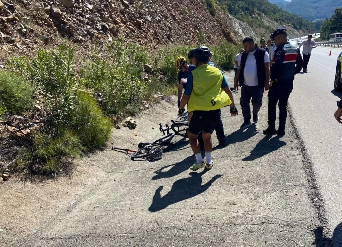 Otomobil, bisikletli gruba çarptı, turizmci hayatını kaybetti