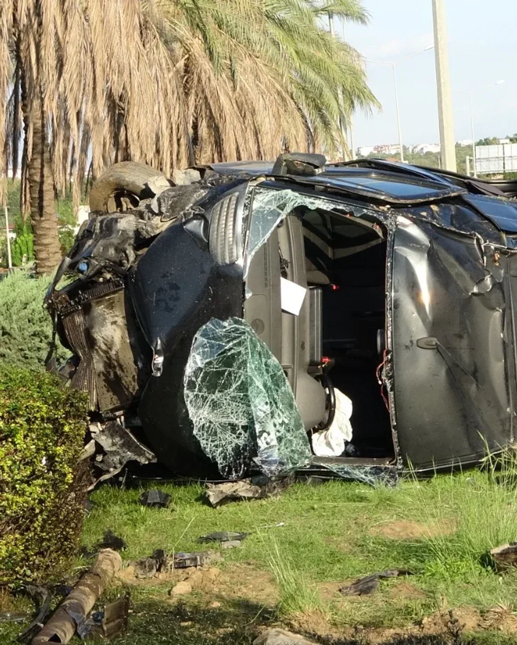 Antalya'da tur minibüsü, kamyonet ve otomobille çarpıştı: 15 yaralı