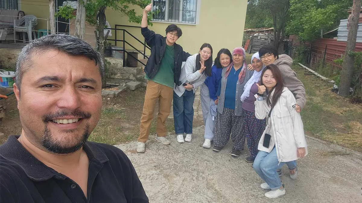 Kaza yapan Çinli turistleri evinde ağırlayıp, sazla sözle eğlendirdi