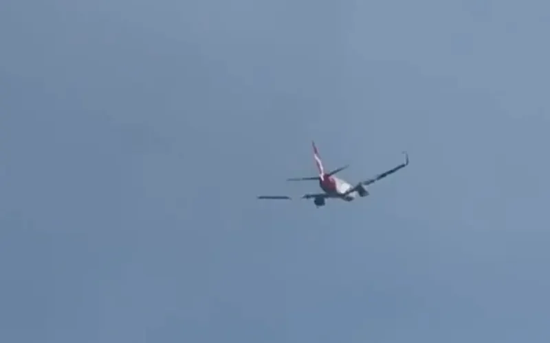 Yolcu uçağına kuş çarptı, motoru havada alev aldı