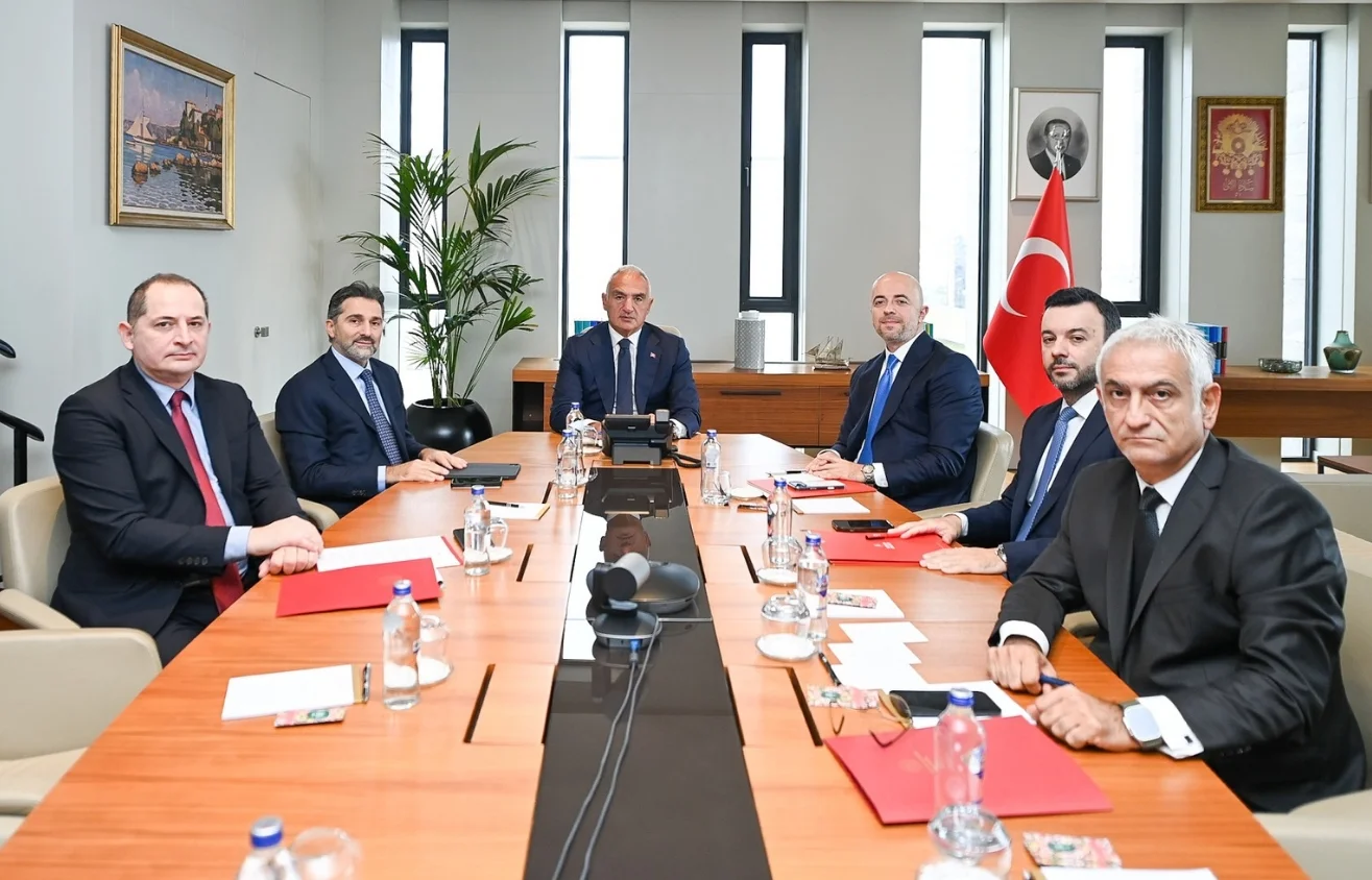 Bakan Ersoy ve THY yönetimi, turizm için alternatif pazarlar ve yeni uçuş noktalarını konuştu