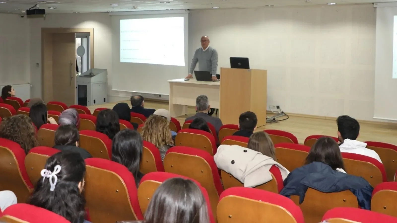 POYD'un "Sektör Sınıfta" projesi Süleyman Demirel Üniversitesi'nde başladı
