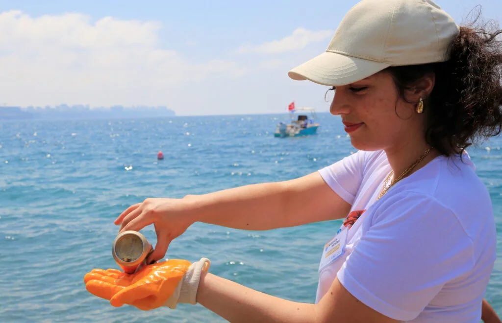 Dünyaca ünlü sahilden günlük 60 ton atık toplanıyor