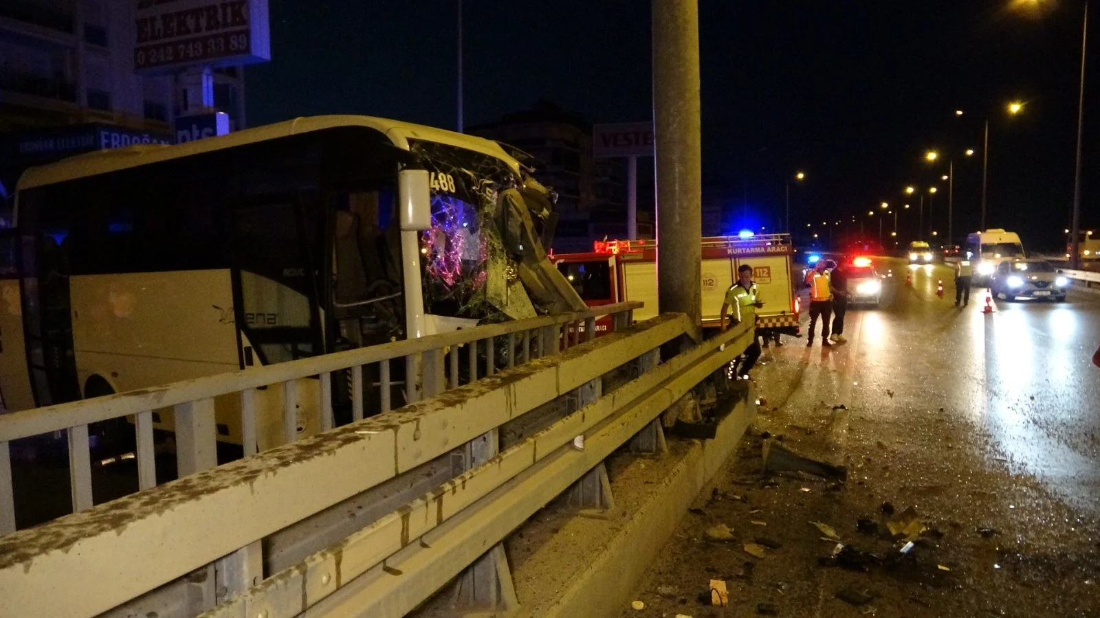 Antalya’da midibüs direğe çarptı: 1 turist hayatını kaybetti, 20 turist yaralandı
