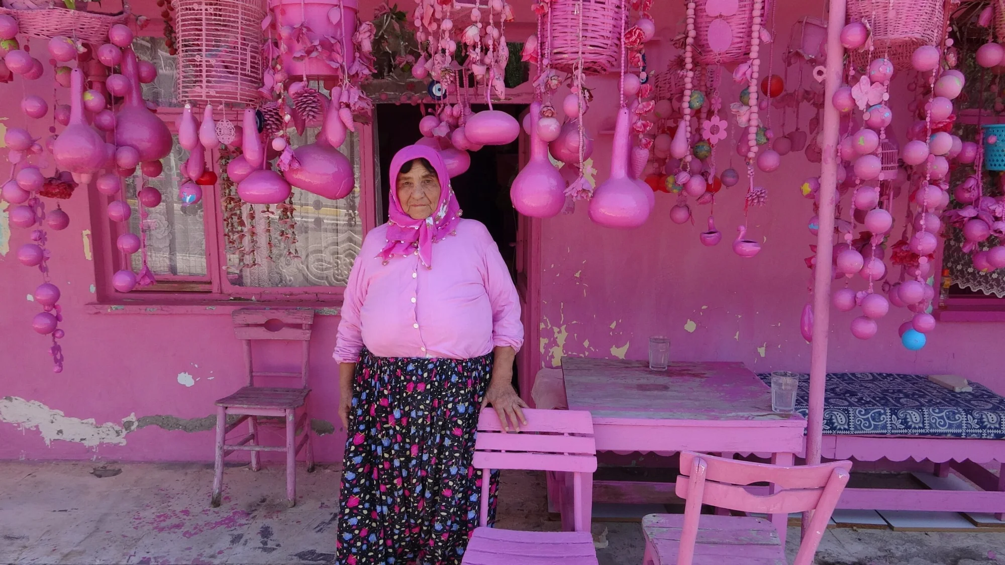 Sakine teyzenin pembe hayatı ziyaretçi akınına uğruyor