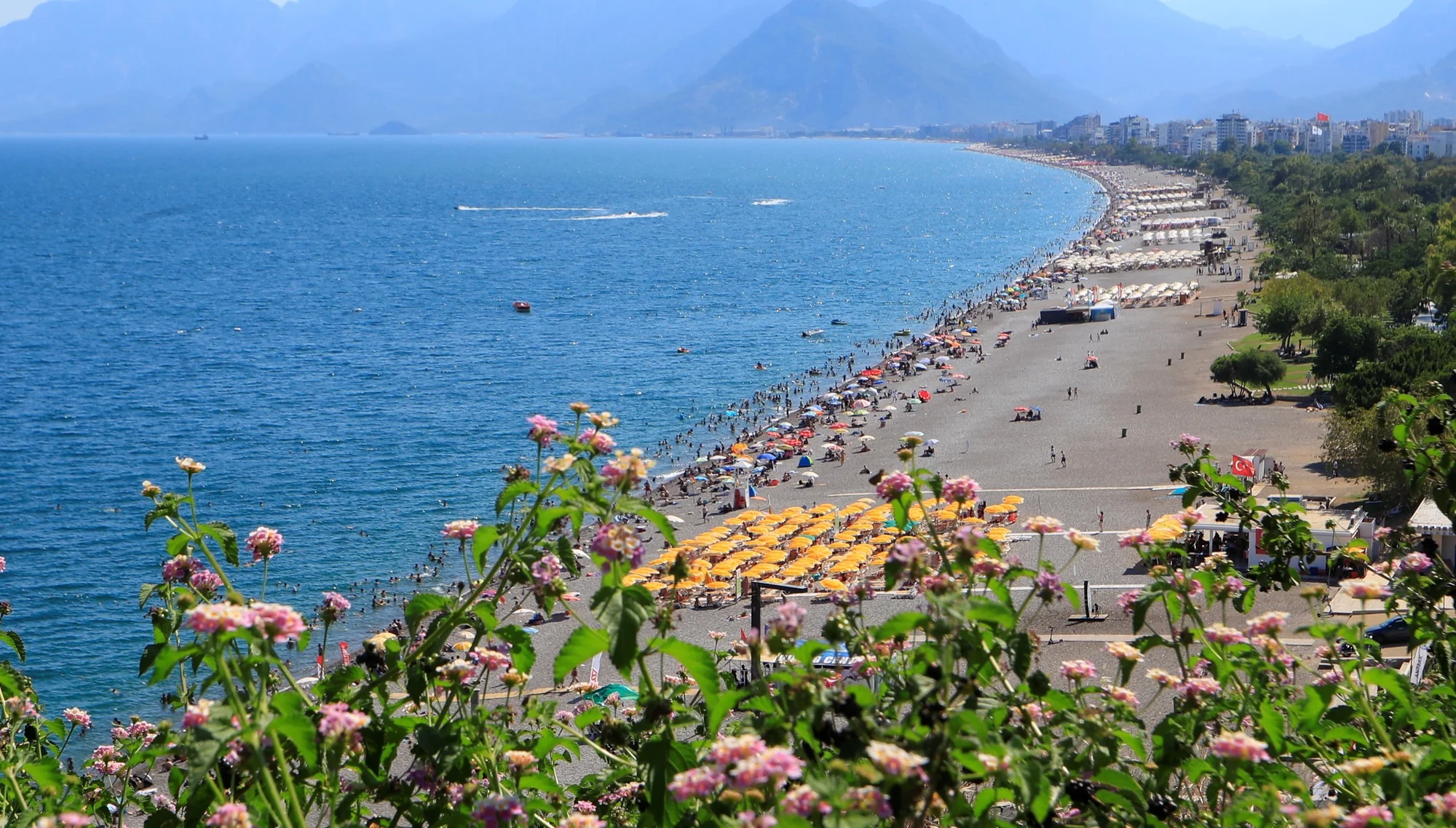 Antalya'da termometreler 41 dereceyi gösterdi, sıcaktan bunalan kendini denize attı