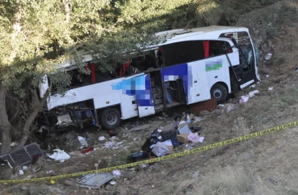 Yolcu otobüsü şarampole uçtu: 12 ölü, 20 yaralı