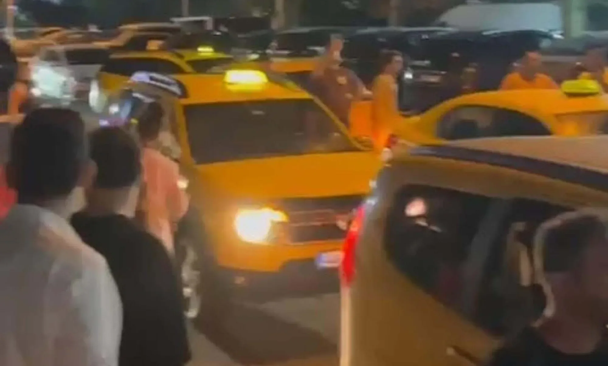 Ünlü turizm merkezinde taksi şoförü ile turizm taşımacıları kavga etti, taksiciler yolu trafiğe kapattı