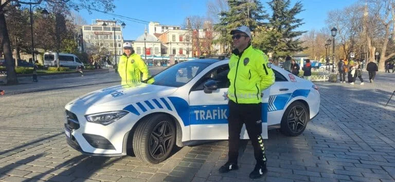 Suç örgütlerinin lüks araçları polis otosu oldu: Turistler büyük ilgi gösterdi