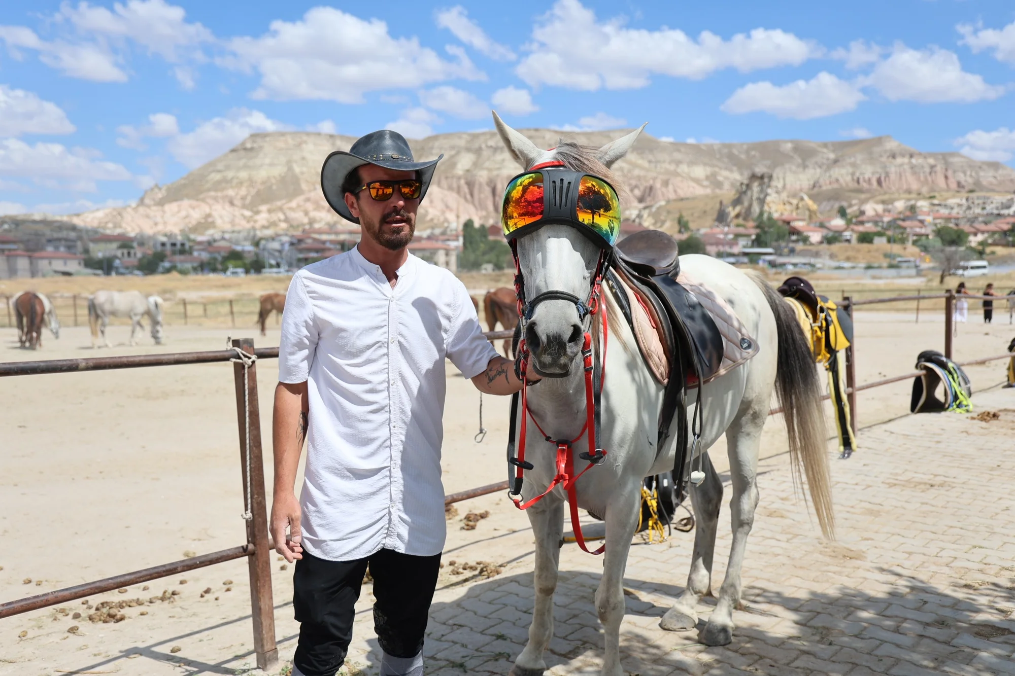 Kapadokya’daki güneş gözlüklü at turistlerin ilgi odağı oldu