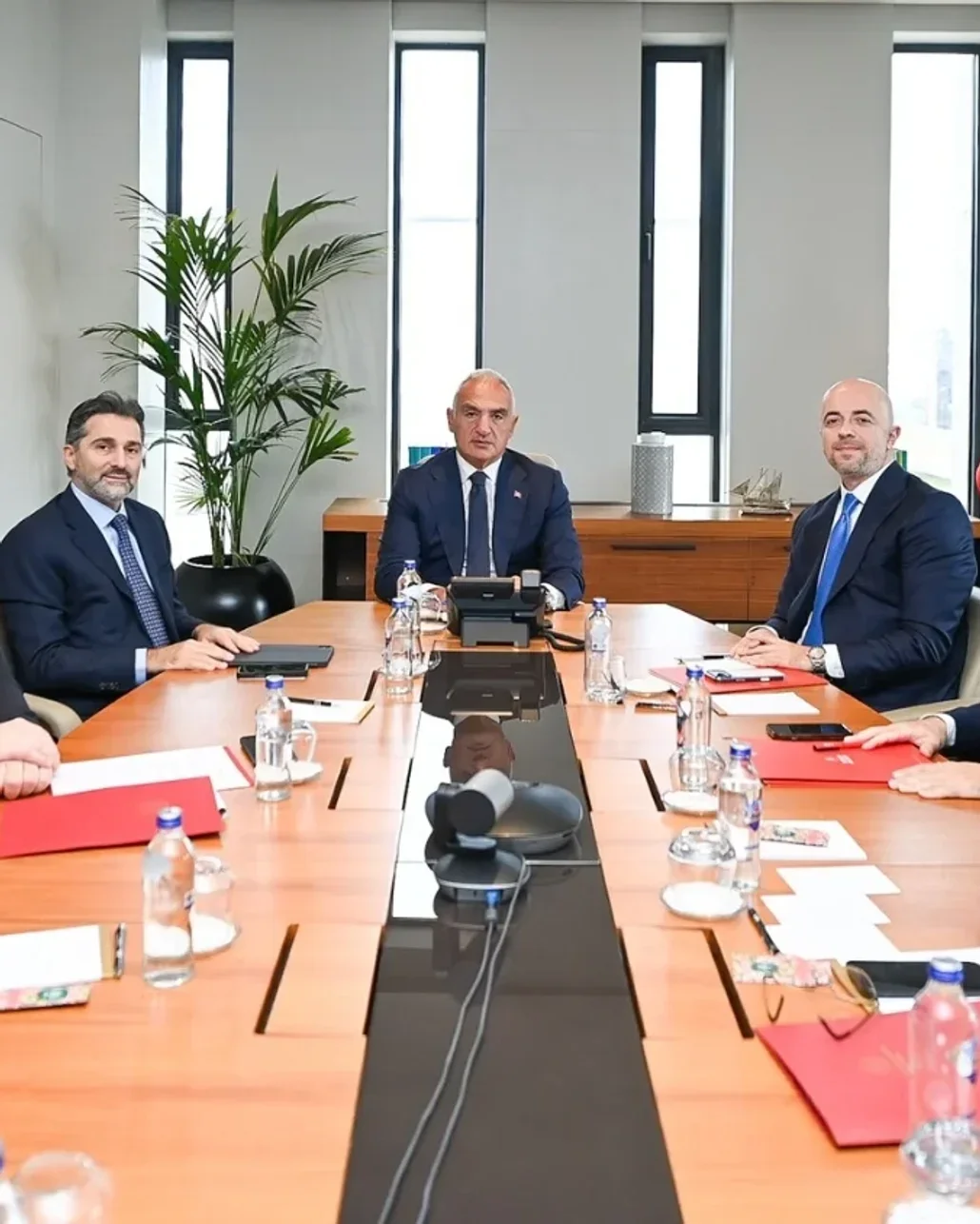 Bakan Ersoy ve THY yönetimi, turizm için alternatif pazarlar ve yeni uçuş noktalarını konuştu
