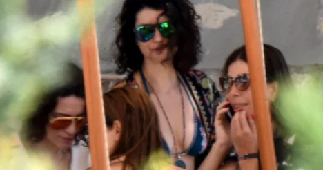 Dört güzel oyuncu tatil için Çeşme’yi seçti