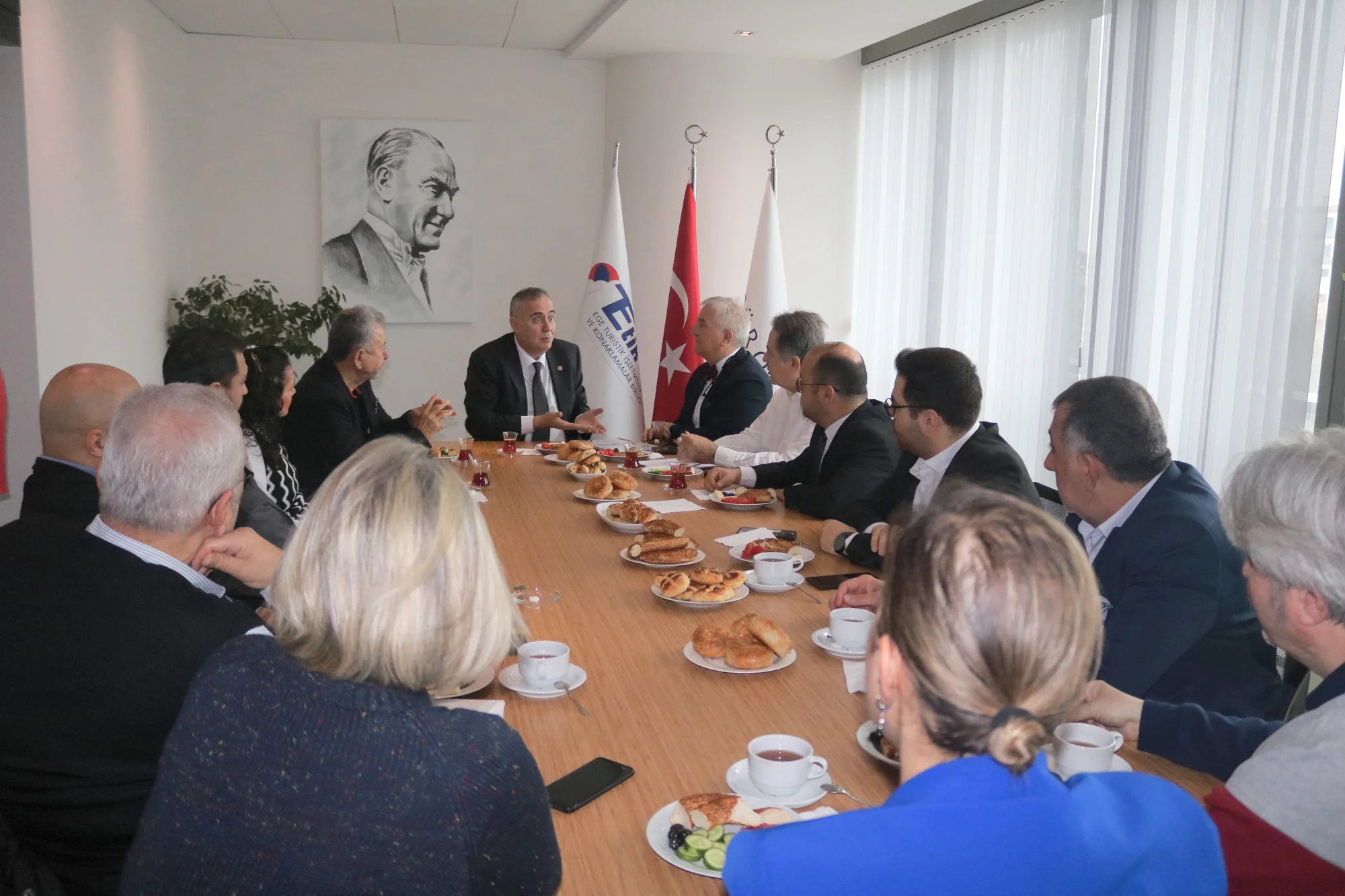Sururi Çorabatır, bu kez milletvekili kimliğiyle Egeli turizmcileri ziyaret etti