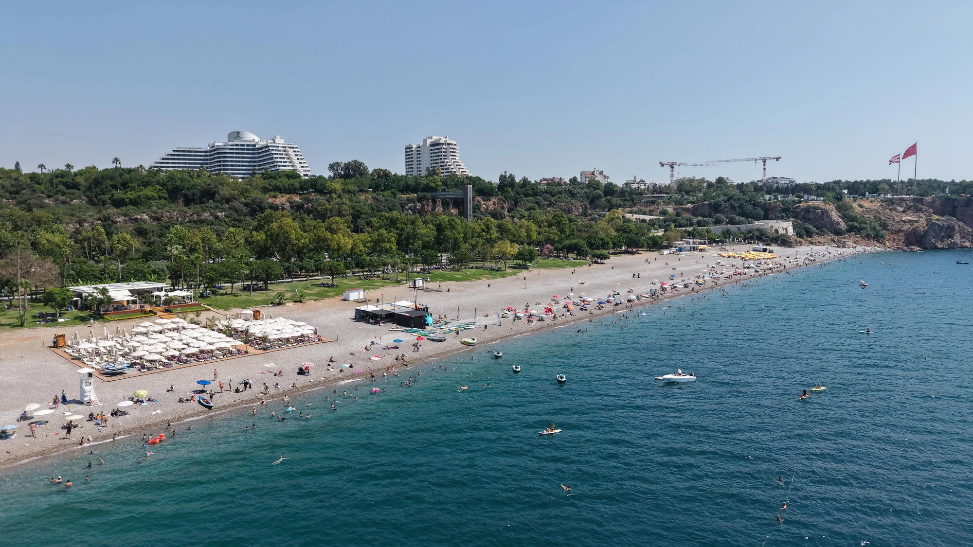 Termometrelerin 38 dereceyi gösterdiği Antalya'da, tatilciler sahillere akın etti