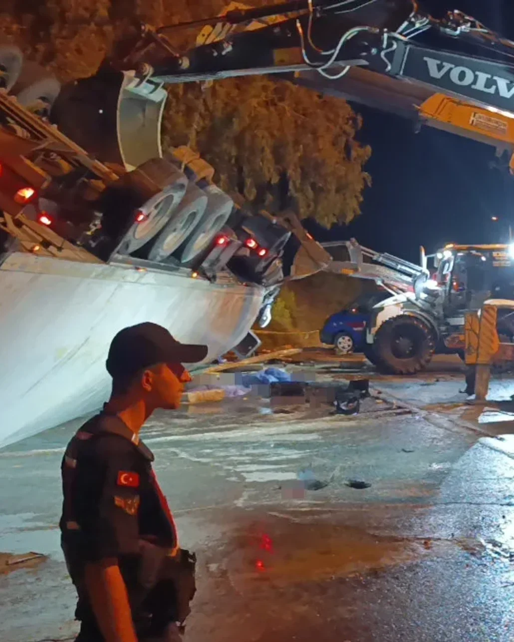 Antalya’da TIR’ın altında kalarak feci şekilde hayatını kaybeden iki kişinin otel personeli oldukları belirlendi