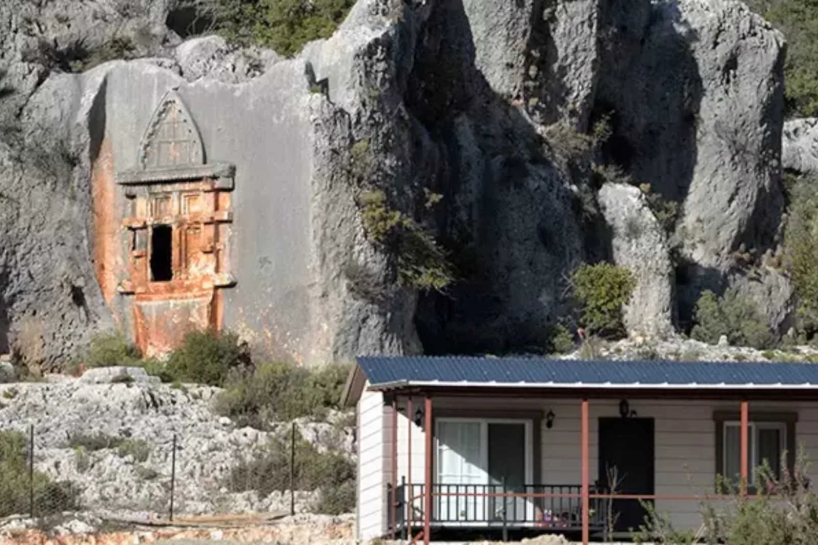 Antalya’da binlerce yıllık kaya mezarın önüne prefabrik ev yaptı