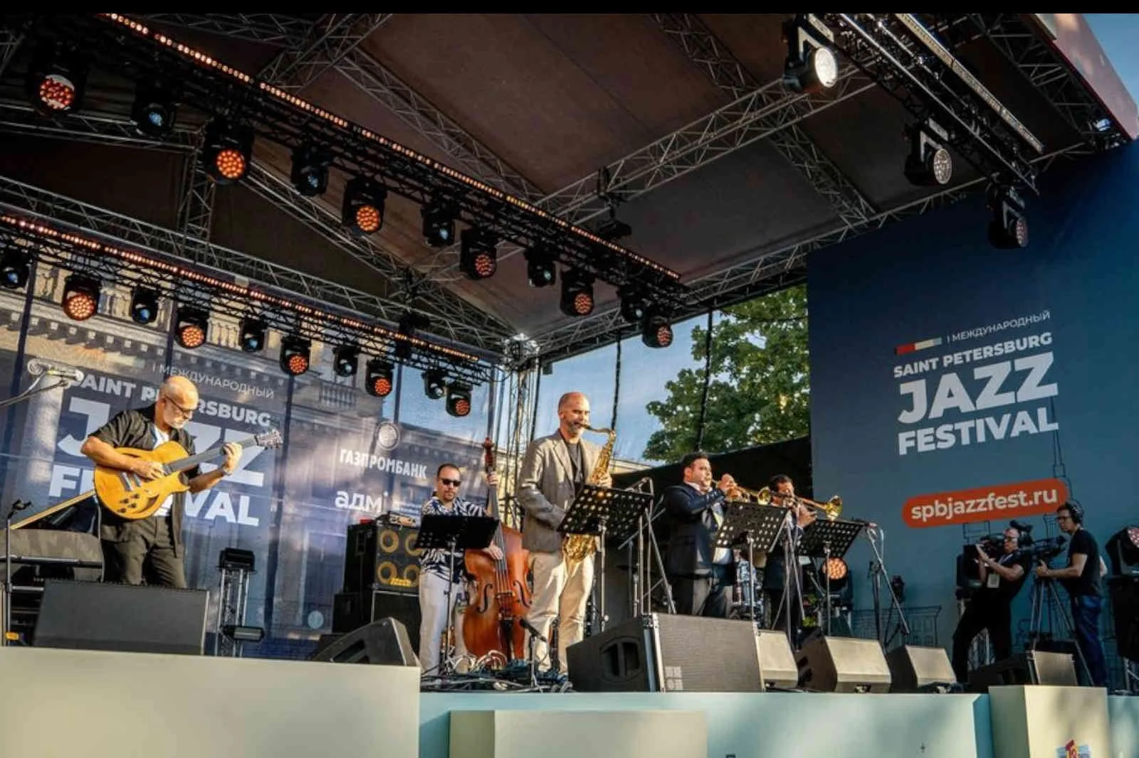 Akra Jazz Band, St.Petersburg’da müzikseverlerle buluştu